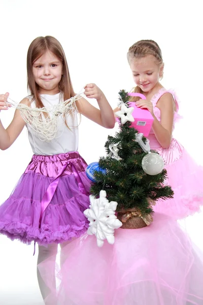 Deux filles décorant l'arbre de Noël — Photo