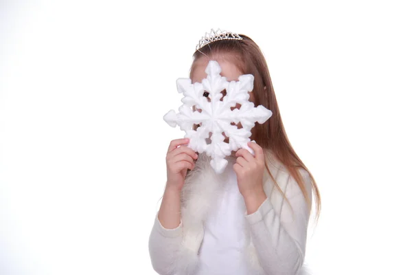 Menina de Natal com floco de neve nas mãos — Fotografia de Stock