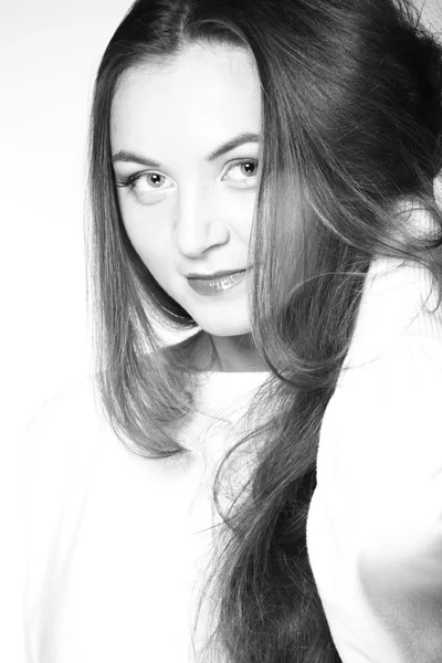 Retrato em preto e branco de uma menina — Fotografia de Stock