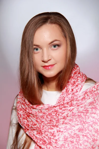 Красивая девушка в розовом шарфе — стоковое фото