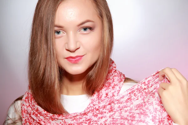 Menina bonita em cachecol rosa — Fotografia de Stock