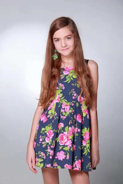 Adolescente en un vestido de flores —  Fotos de Stock