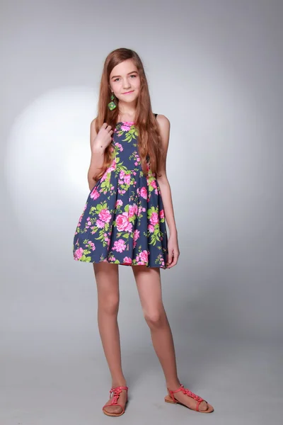 Tiener in een bloem jurk — Stockfoto