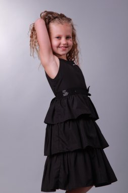 Siyah elbiseli küçük kız.