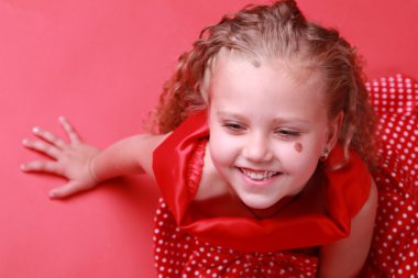 puantiyeli elbise giymiş küçük bir kız