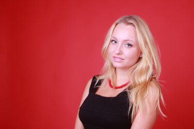 sarışın siyah elbise