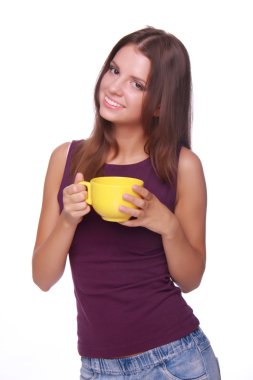 Sarı çay bardağı tutan genç kadın