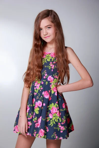 Tiener in een bloem jurk — Stockfoto