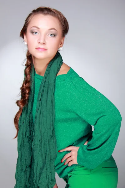 Vacker flicka i grönt — Stockfoto