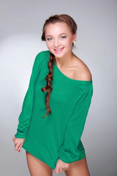 Mooi meisje in het groen — Stockfoto