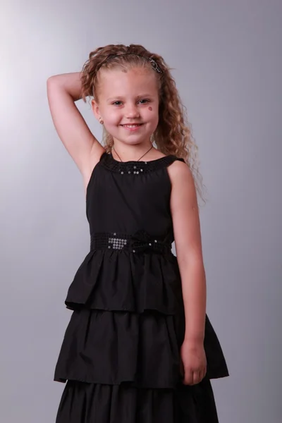 Niña en un vestido negro —  Fotos de Stock