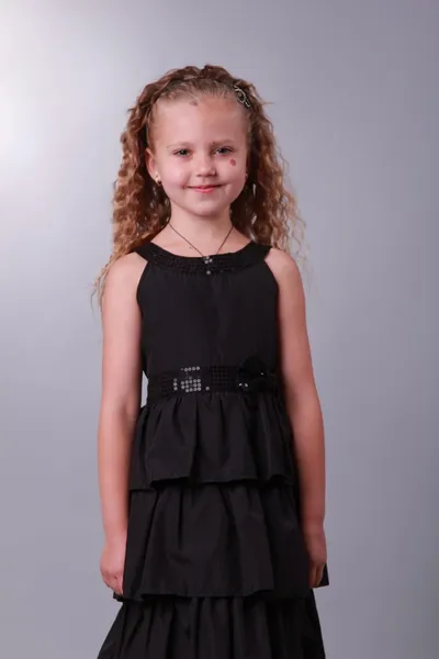 Niña en un vestido negro — Foto de Stock