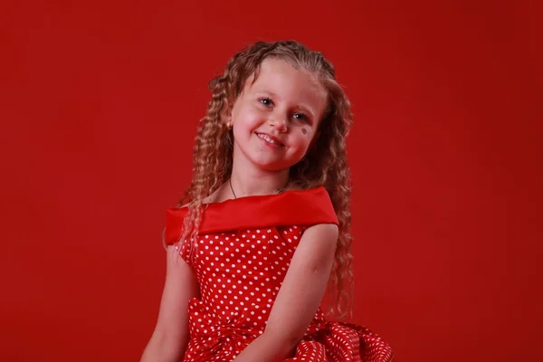 Klein meisje in een polka dot jurk — Stockfoto