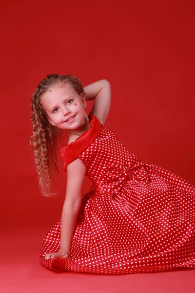 Malá holčička v šatech polka dot — Stock fotografie