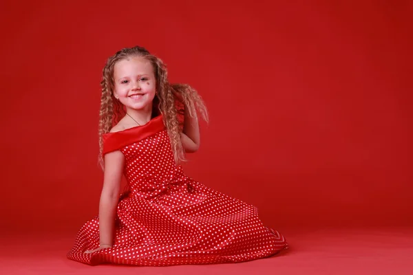 Dziewczynka w sukni polka dot — Zdjęcie stockowe