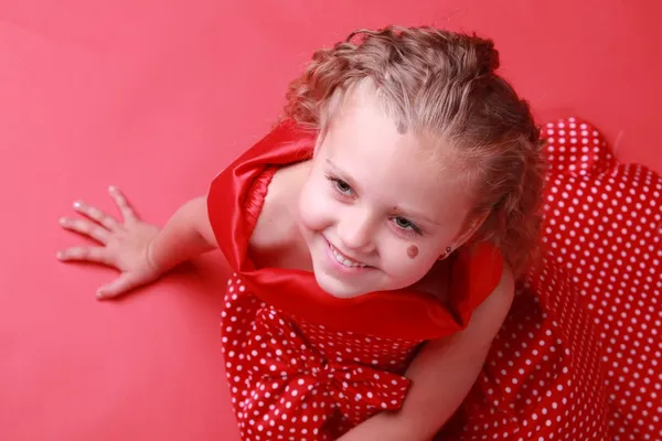 Klein meisje in een polka dot jurk — Stockfoto