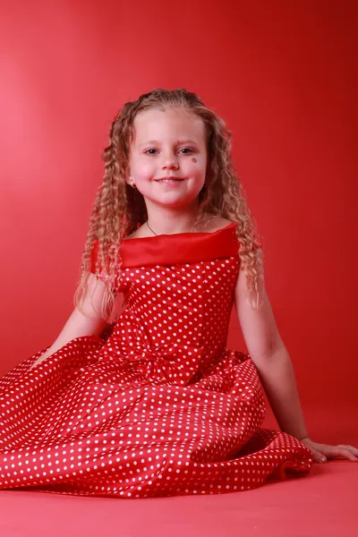 Маленькая милая девочка в платье в горошек — стоковое фото