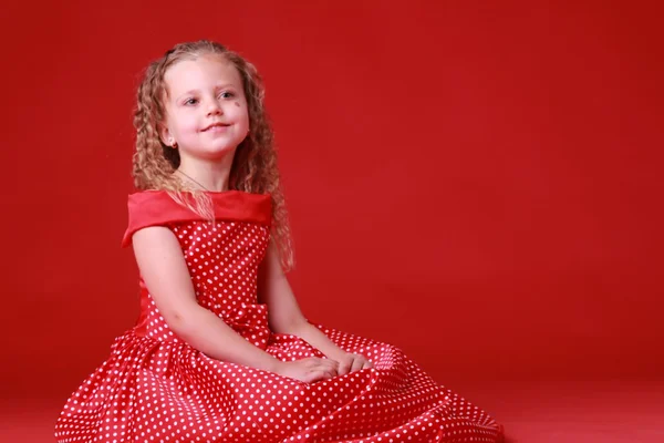 Pequena menina bonito em um vestido de bolinhas — Fotografia de Stock