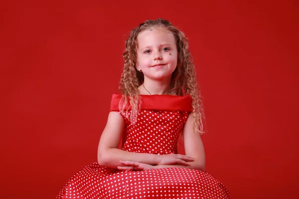 Niña linda en un vestido de lunares — Foto de Stock