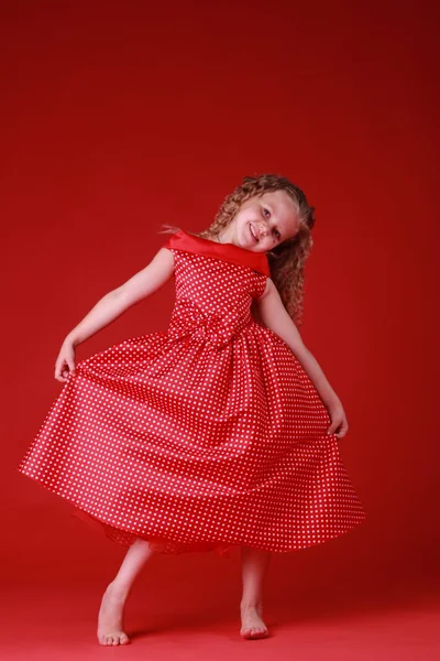 Pequena menina bonito em um vestido de bolinhas — Fotografia de Stock