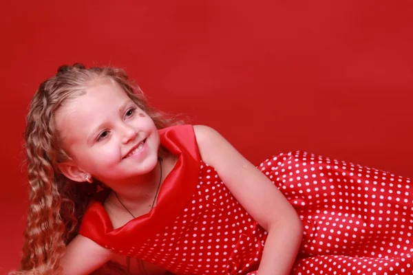 Niña linda en un vestido de lunares —  Fotos de Stock