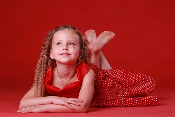 Pequena menina bonito em um vestido de bolinhas — Fotografia de Stock