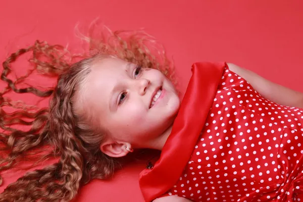 Pequena menina bonito em um vestido de bolinhas — Fotografia de Stock