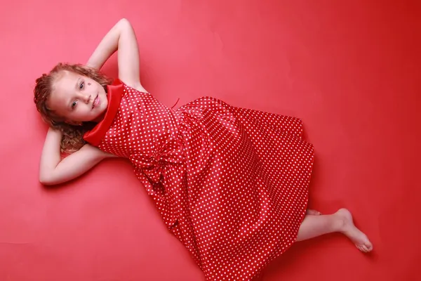 Pequena menina bonito em um vestido de bolinhas — Fotografia de Stock