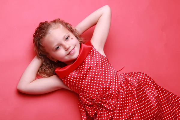 Маленькая милая девочка в платье в горошек — стоковое фото