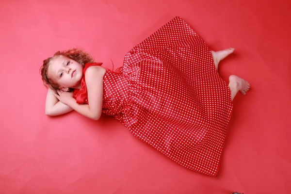 Pequena menina bonito em um vestido de bolinhas — Fotografia de Stock