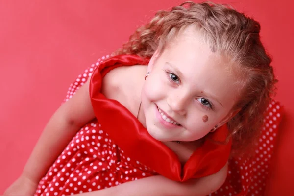 Schattig meisje in een polka dot jurk — Stockfoto