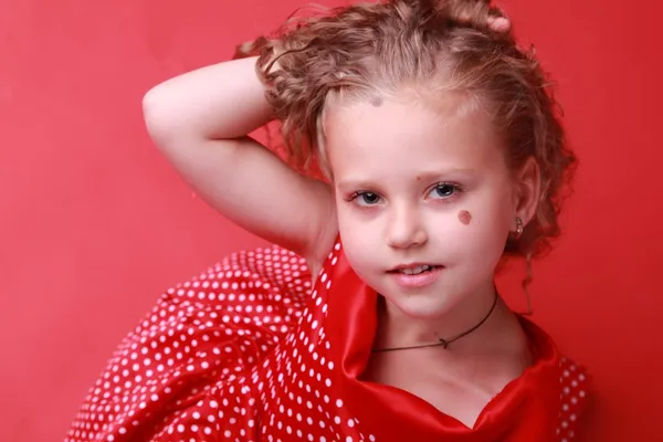 Kleines süßes Mädchen in einem gepunkteten Kleid — Stockfoto
