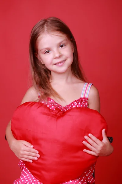 Petite fille avec un cœur — Photo