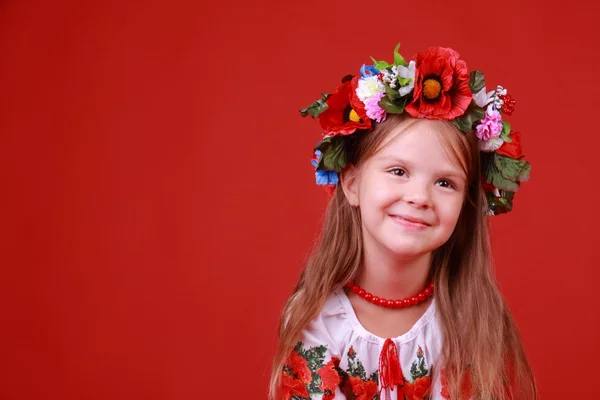 Bild von niedlichen kleinen Mädchen in traditionellen ukrainischen am Valentinstag gekleidet — Stockfoto