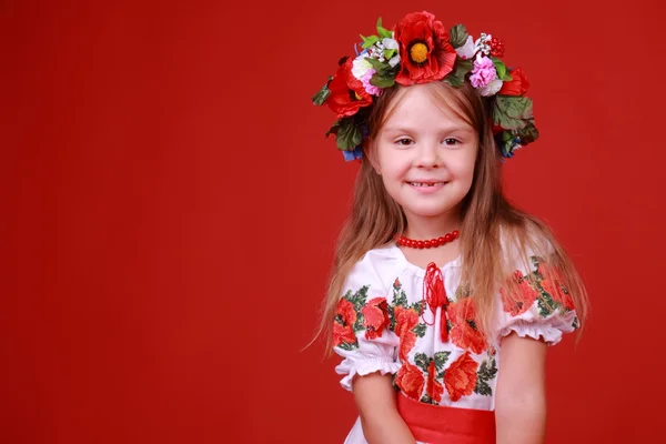 Imagen de linda niña vestida en ucraniano tradicional en el día de San Valentín —  Fotos de Stock