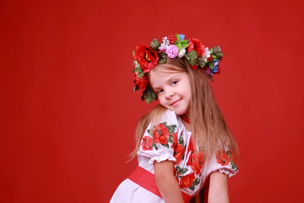 Afbeelding van schattig klein meisje gekleed in traditionele Oekraïens op dag van de Valentijnskaart — Stockfoto