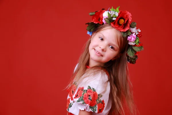 Изображение милой маленькой девочки, одетой на традиционном украинском языке в День Святого Валентина — стоковое фото