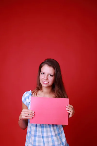 Brunett med rosa papper i handen — Stockfoto