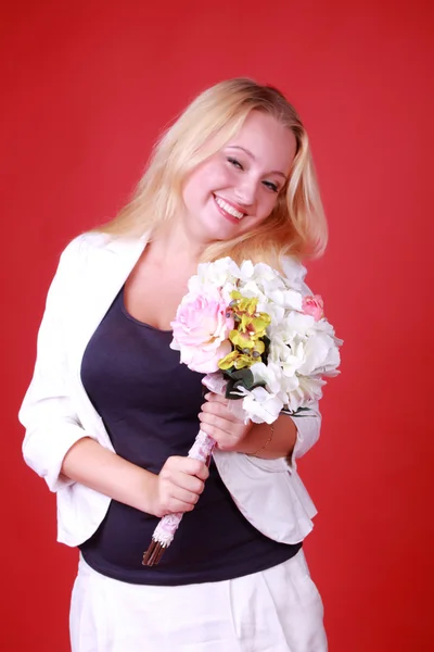 Bella donna primaverile con fiori — Foto Stock