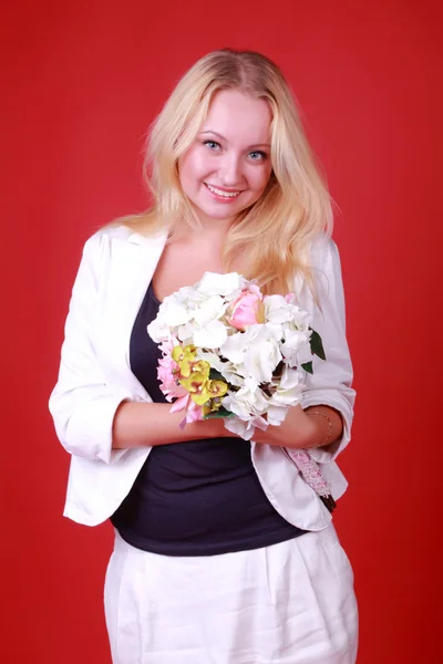 Krásný jarní žena s květinami — Stock fotografie