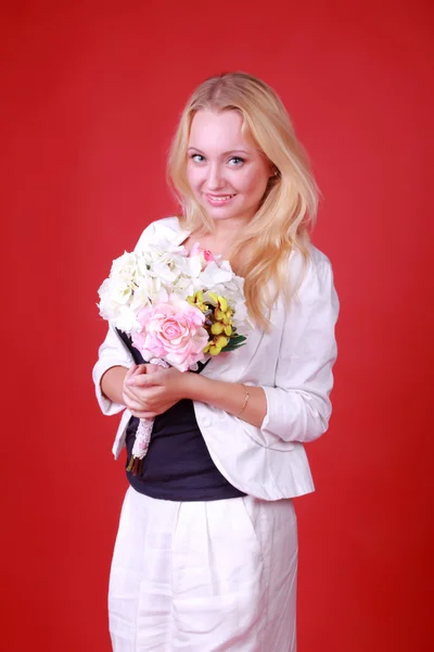 Krásný jarní žena s květinami — Stock fotografie