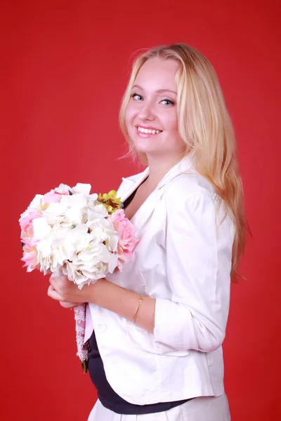 Schöne Frühlingsfrau mit Blumen — Stockfoto