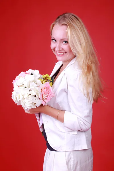 Schöne Frühlingsfrau mit Blumen — Stockfoto