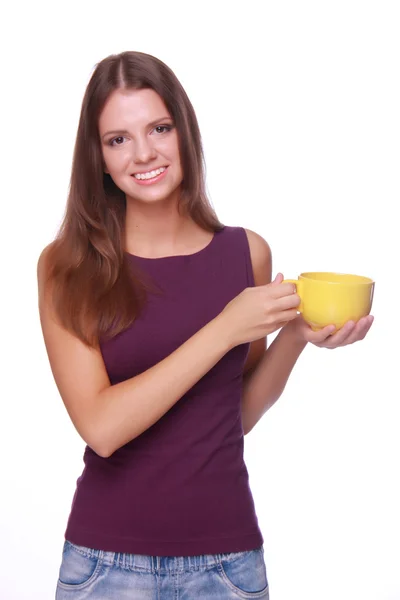 Mujer joven sosteniendo taza de té amarillo — Foto de Stock