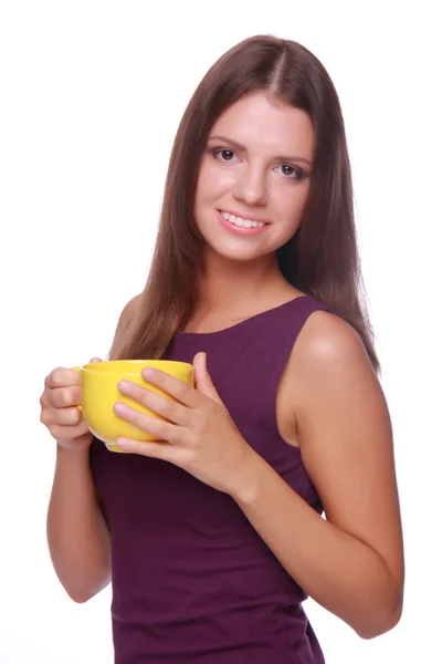 Mujer joven sosteniendo taza de té amarillo — Foto de Stock