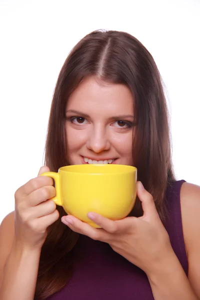 Frau trinkt aus einer Tasse Kaffee — Stockfoto