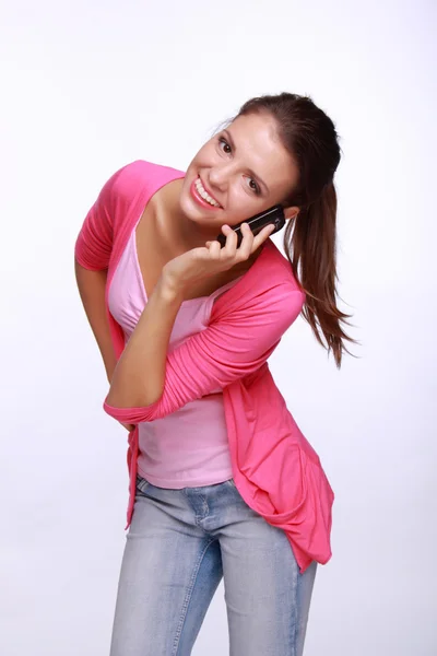 Веселая улыбающаяся девушка с мобильным телефоном — стоковое фото