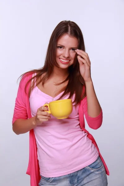 Jeune femmetenant tasse de thé jaune — Photo