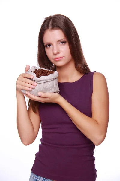 Mulher segurando grãos de café — Fotografia de Stock