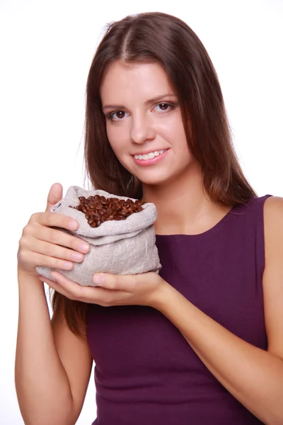 Mujer sosteniendo granos de café — Foto de Stock